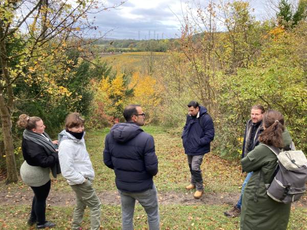 Groupe de personnes en train d'écouter un animateur dans une forêt francilienne